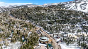 Snowy aerial view with a mountain view