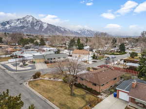 Bird's eye view featuring a residential view and a mountain view