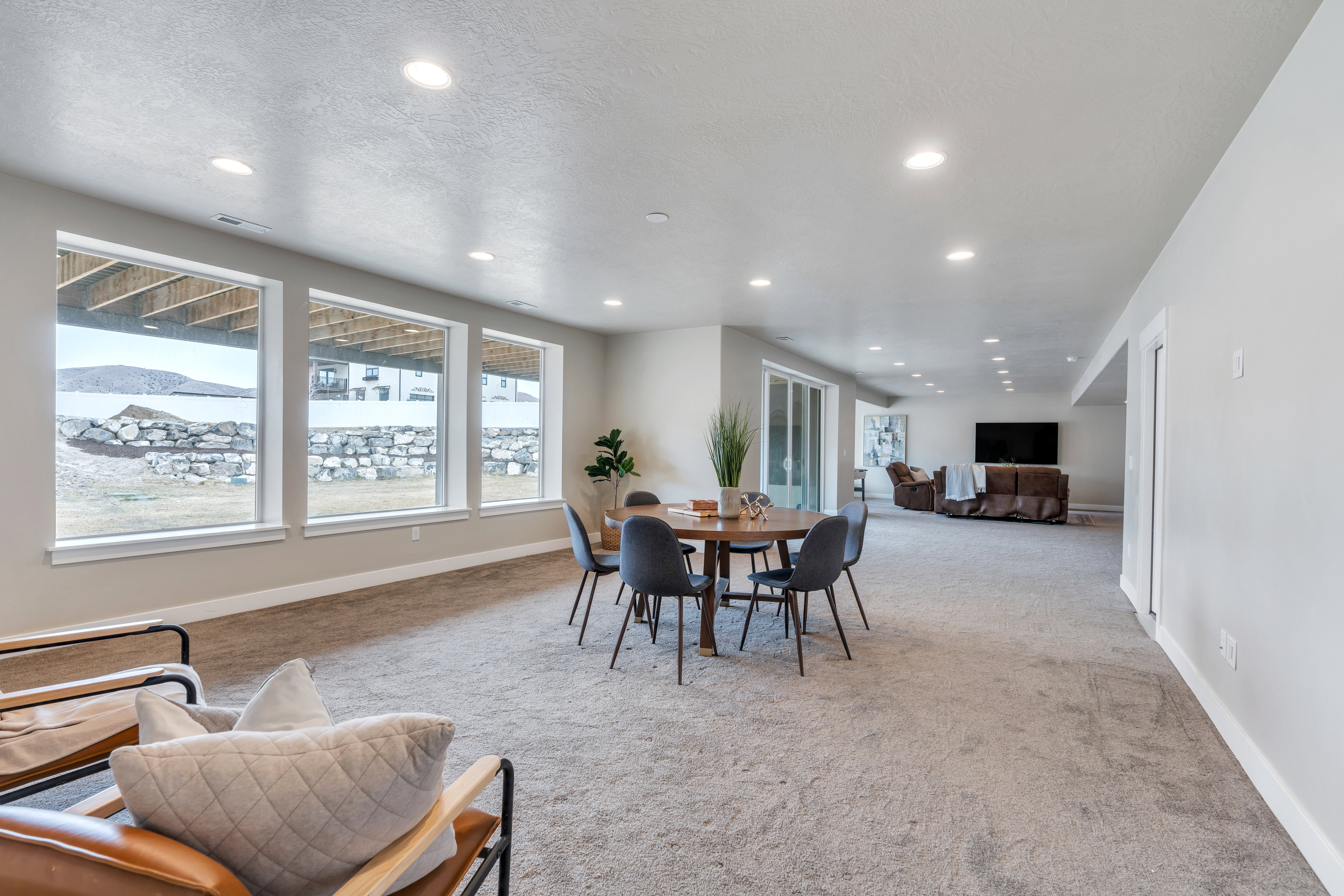 Carpeted dining room with recessed lighting, visible vents, a textured ceiling, and baseboards