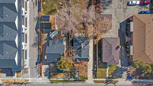 Birds eye view of property featuring a residential view