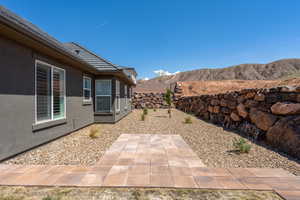 View of yard featuring a mountain view