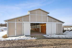 5-stall FCP raised-center aisle barn