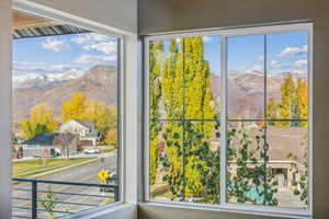 Interior details featuring a mountain view