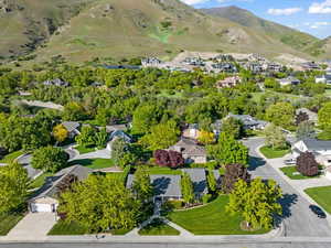 Bird's eye view featuring a mountain view and a residential view