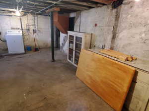 Unfinished below grade area with washer / dryer