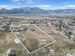 Aerial view with a mountain view