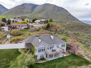 Aerial view with a mountain view