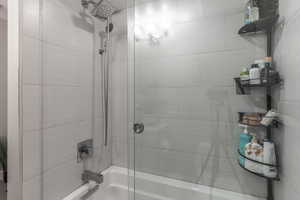 Bathroom featuring tiled shower / bath combo