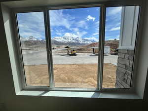Entryway featuring a mountain view