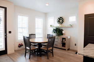 Dining room, 9 foot ceilings