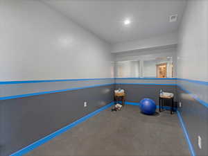 Exercise room featuring visible vents and baseboards