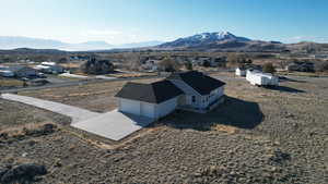 Aerial view with a mountain view