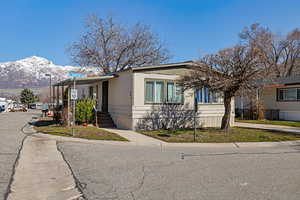 Manufactured / mobile home featuring a mountain view