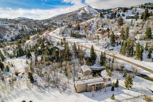 Snowy aerial view featuring a mountain view