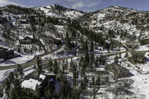 Snowy aerial view with a mountain view