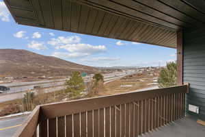 Balcony featuring a mountain view