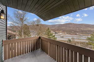 Balcony featuring a mountain view