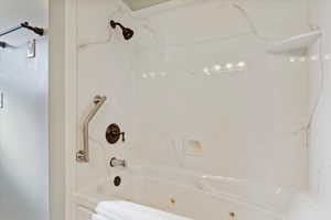 Bathroom with a combined bath / shower with jetted tub