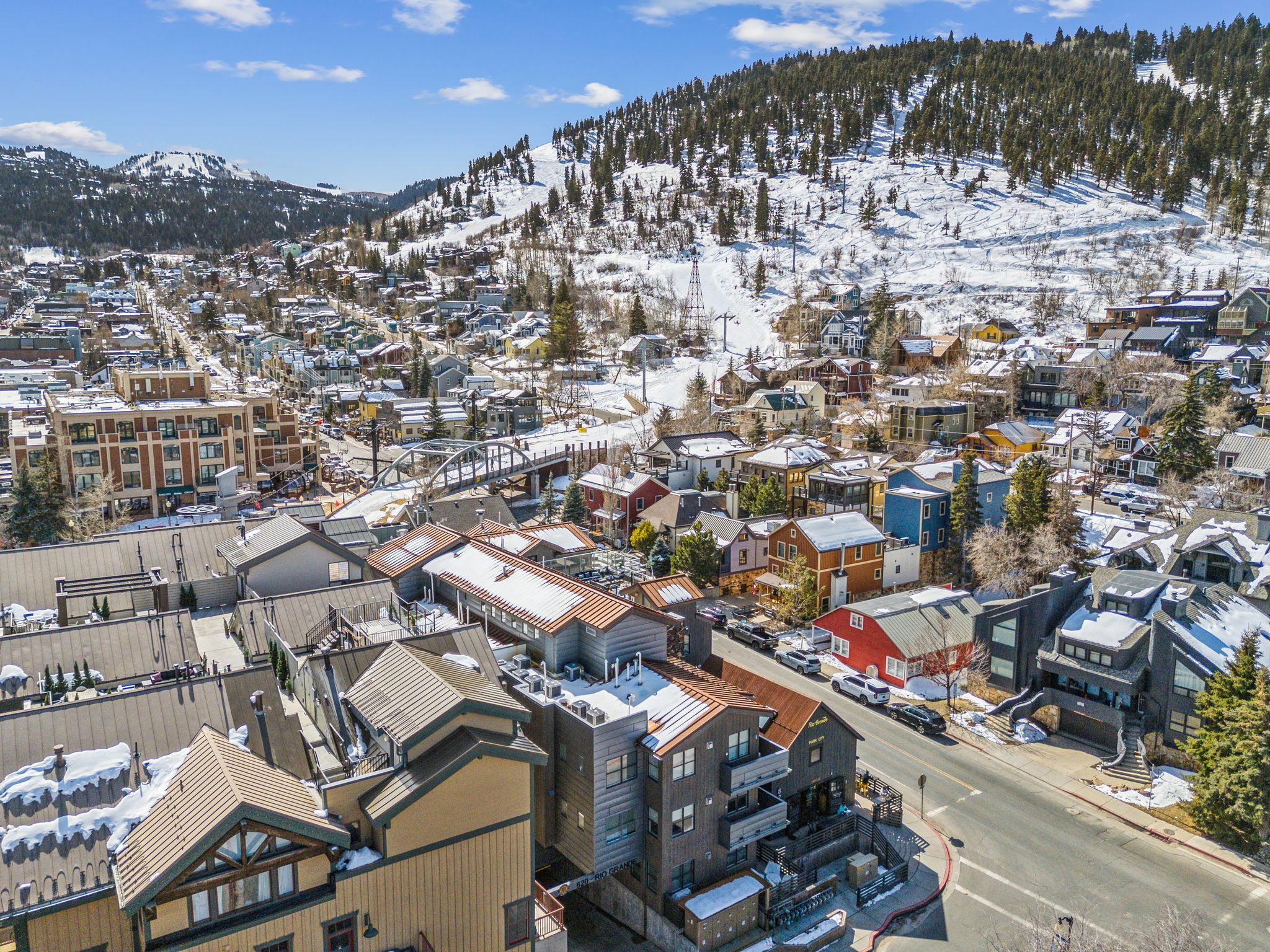 Snowy aerial view featuring a mountain view