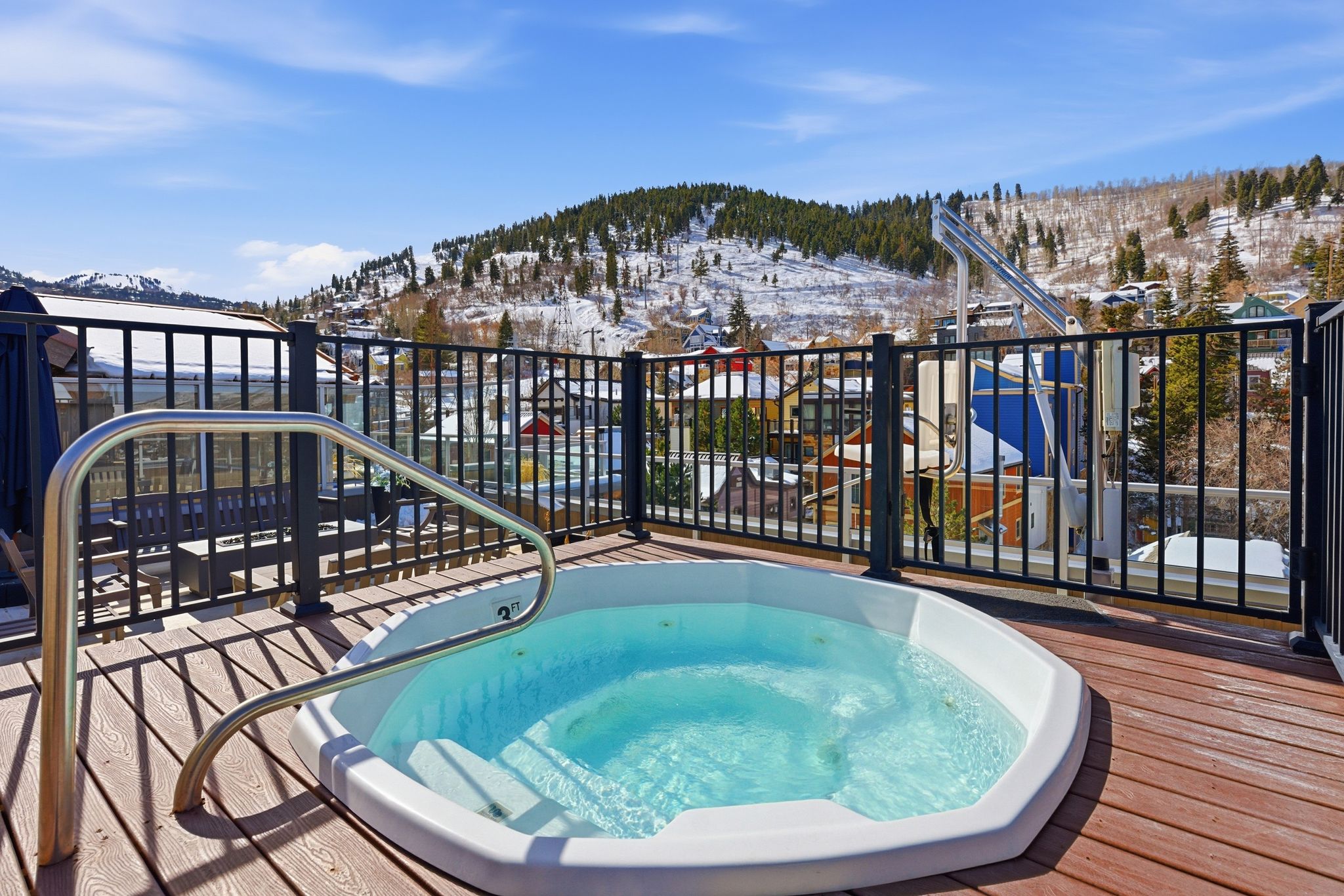 View of swimming pool featuring a mountain view