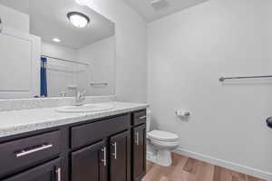 Full bath with vanity and tub/shower