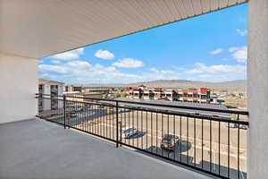 Balcony featuring a mountain view