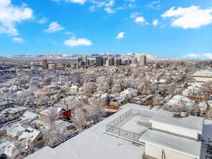 Birds eye view of property featuring a mountain view