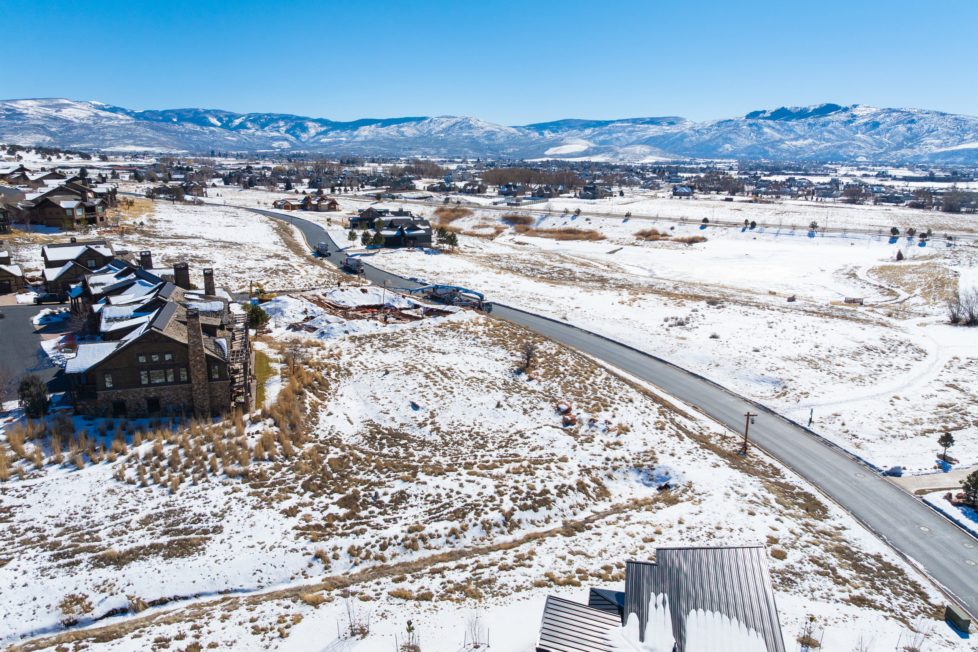 Snowy aerial view featuring a mountain view