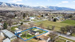 Bird's eye view featuring a residential view and a mountain view