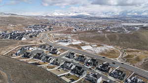 Bird's eye view featuring a residential view and a mountain view