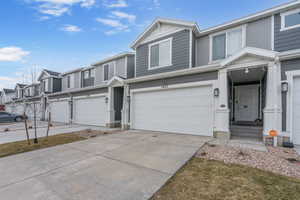 Photo 3 of 1027 E REEF DR