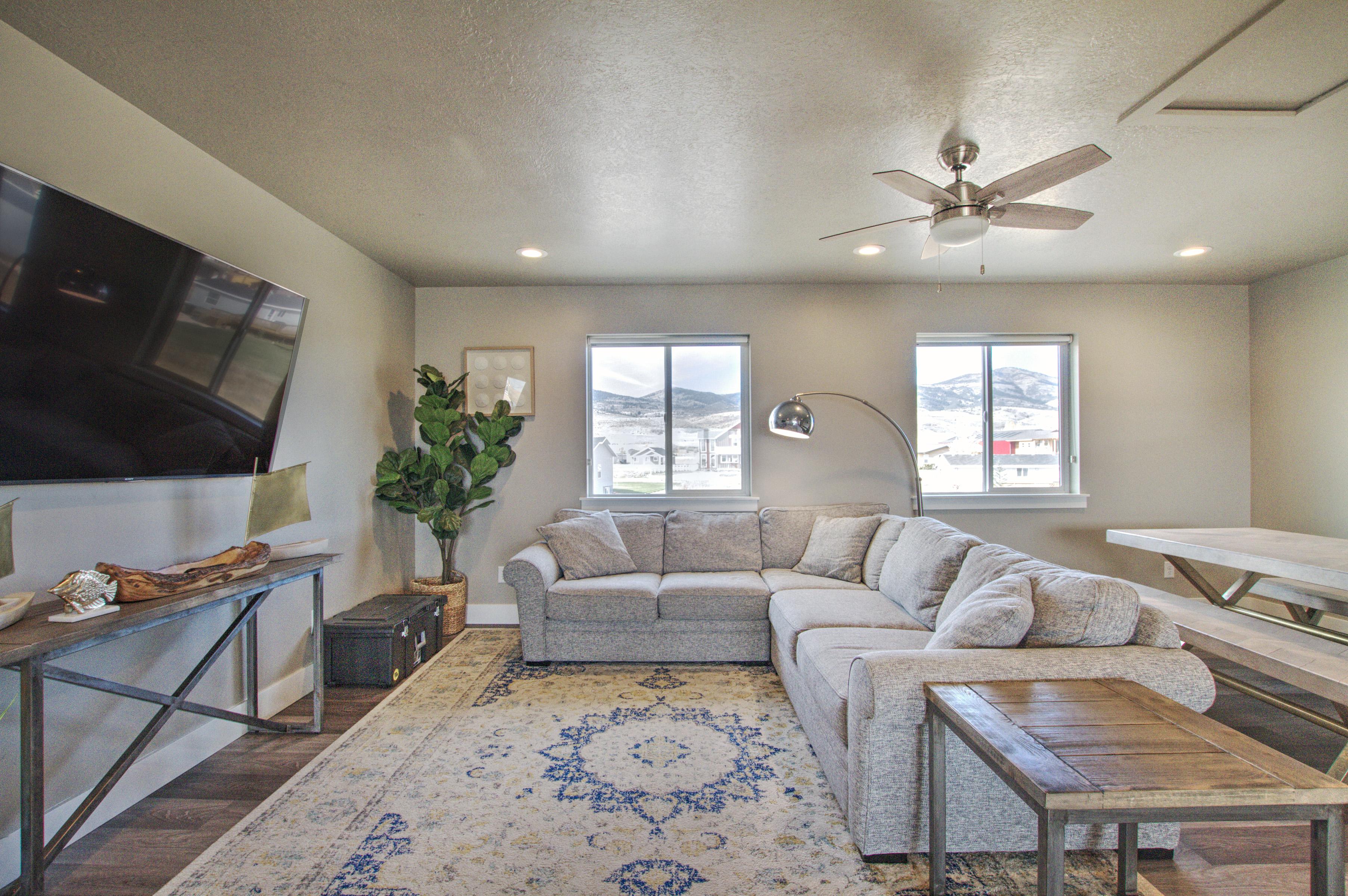 Living room with baseboards, recessed lighting, wood finished floors, a textured ceiling, and a ceiling fan