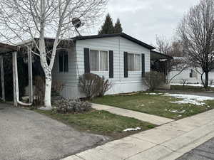 Manufactured / mobile home featuring a front yard