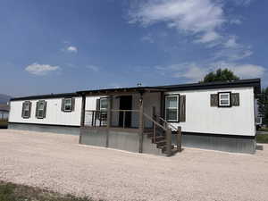 Manufactured / mobile home featuring a porch