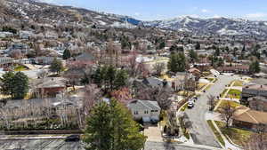Bird's eye view featuring a residential view and a mountain view