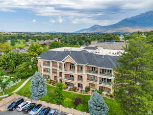 Birds eye view of property featuring a mountain view