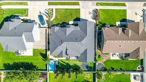 Birds eye view of property