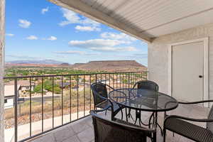 Balcony featuring a mountain view and outdoor dining area