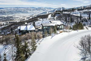 Snowy aerial view featuring a mountain view
