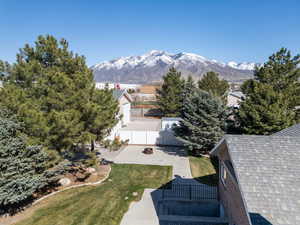 Spectacular mountain views from backyard