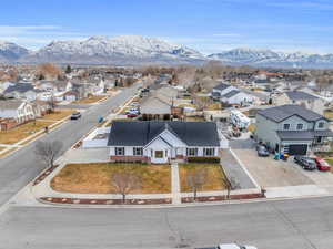 Bird's eye view featuring a mountain view and a residential view