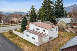 Birds eye view of property featuring a mountain view