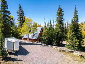 View of yard featuring an outbuilding