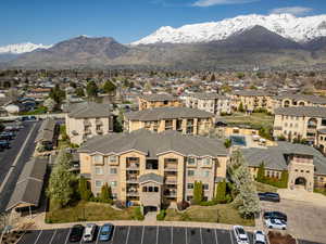 Bird's eye view with a mountain view