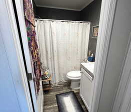 Full guest bath with combo tub/shower
