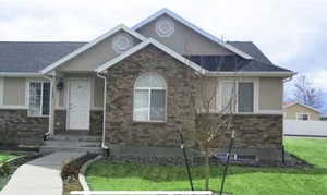 View of front facade featuring a front lawn