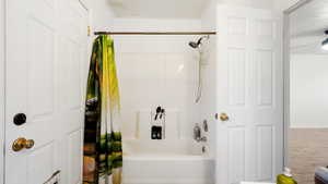 Full bath with shower / tub combo