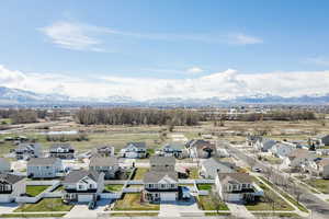 Bird's eye view with a residential view and a mountain view