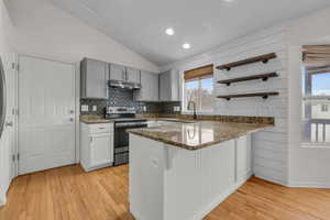 Photo 4 of 122 E TEAL RD