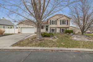 Photo 1 of 122 E TEAL RD